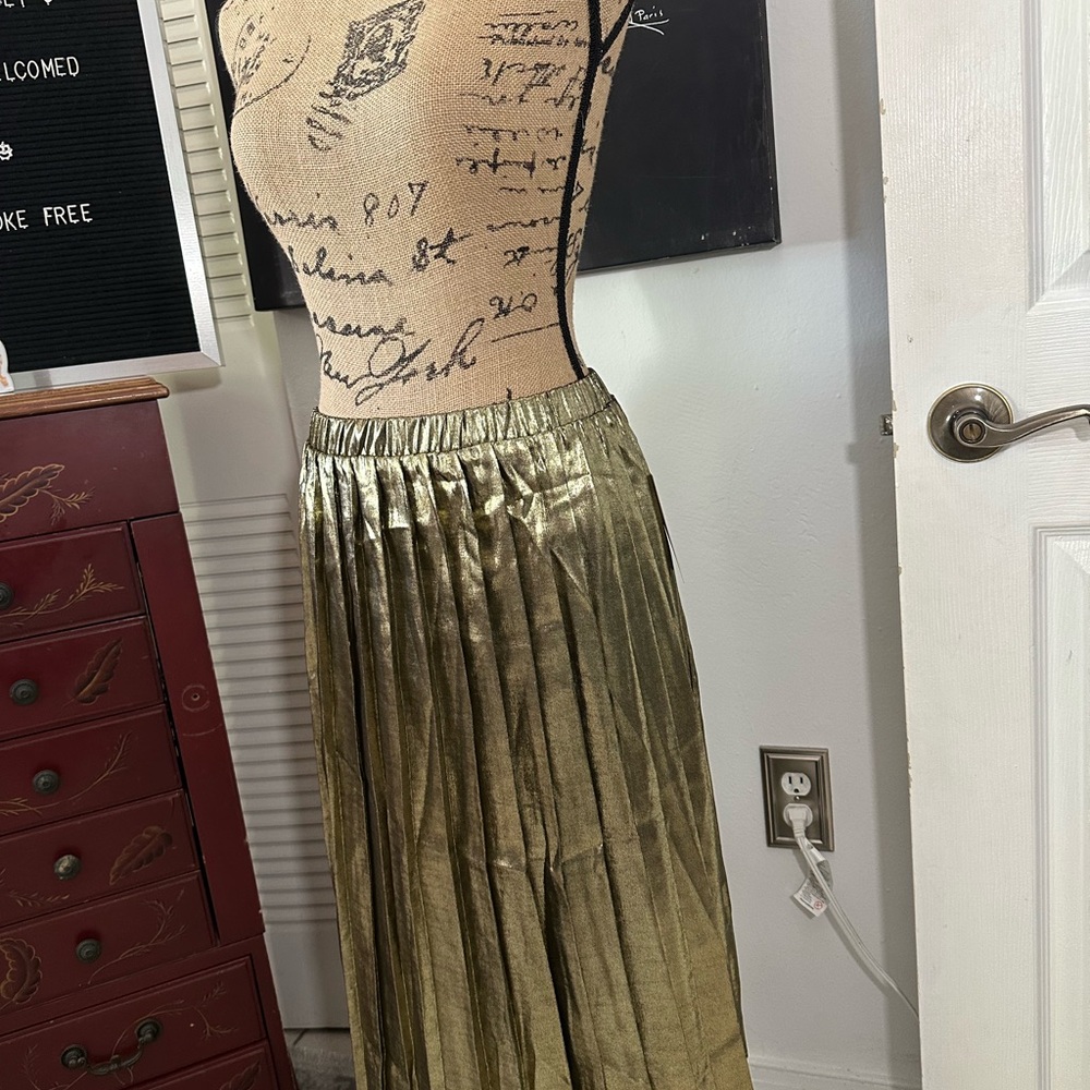 🆕Calligraphie Gold Metallic Pleated Skirt - Picture 4 of 16
